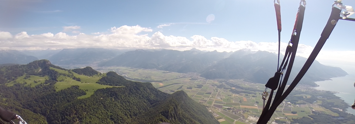 Hoch über Villeneuve am Gleitschirmfliegen