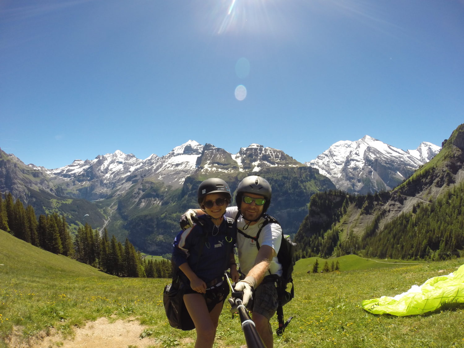 Tandem Gleitschirmfliegen im Berner Oberland Kandersteg mit Swissgliders am Startplatz